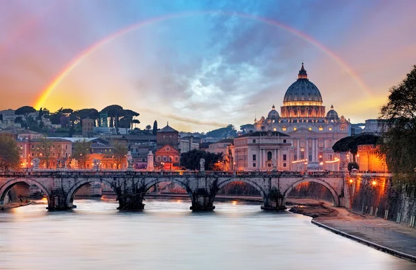 Tevere e Basilica di San Pietro in Vaticano con arcobaleno, Roma — Foto Stock