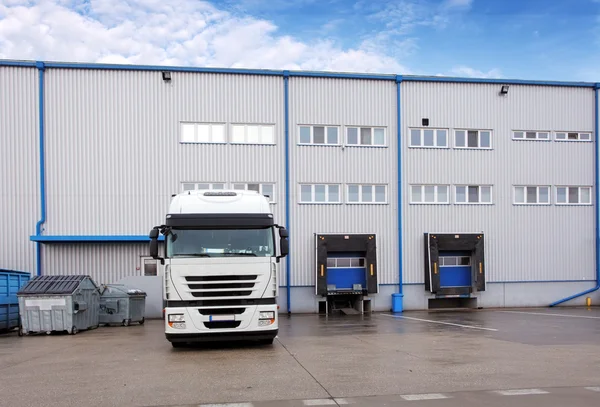 Spedizione camion merci a magazzino edificio — Foto Stock