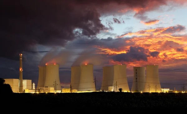 Jaderná elektrárna v noci — Stock fotografie