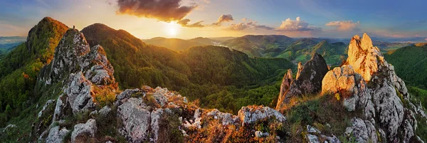 Panorama paisagem montanhosa ao pôr do sol, Eslováquia, Vrsatec — Fotografia de Stock