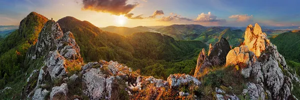 Panorama paisagem montanhosa ao pôr do sol, Eslováquia, Vrsatec Fotos De Bancos De Imagens