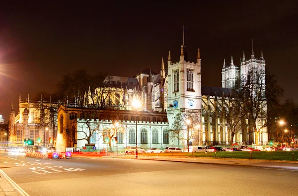到了晚上，伦敦的威斯敏斯特大教堂 — 图库照片