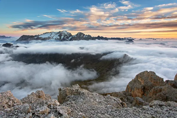 Dağlarda manzara güzel bahar. gün batımı - İtalya dolo — Stok fotoğraf