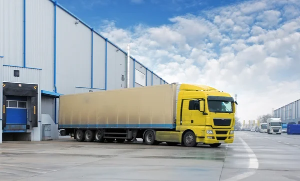 Transporte de carga - Caminhão no armazém — Fotografia de Stock