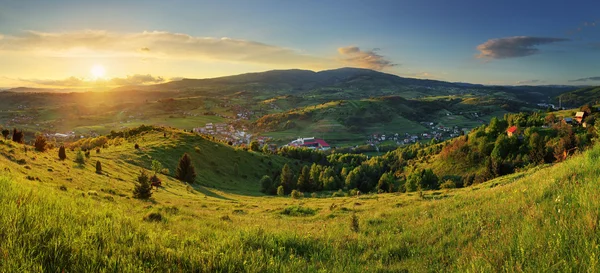 Захід сонця у краєвид гір. Поляна - Словаччина — стокове фото