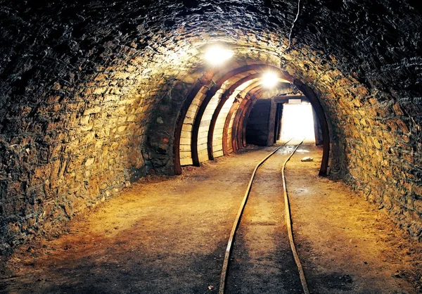 Miniera ferrovia tunnel sotterraneo oro — Foto Stock