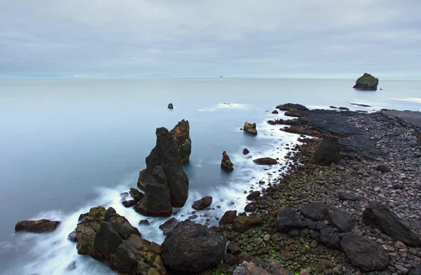 Kustnära klippor på det södra västra peka av Island, reykjanes — Stockfoto