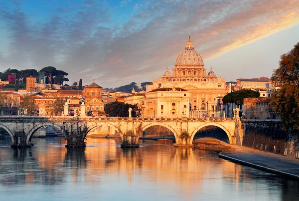 River Tiber, Ponte Sant Angelo and St. Peter 's Basilica — стоковое фото