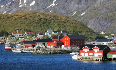 Norveç Köyü reine kırmızı ev ile