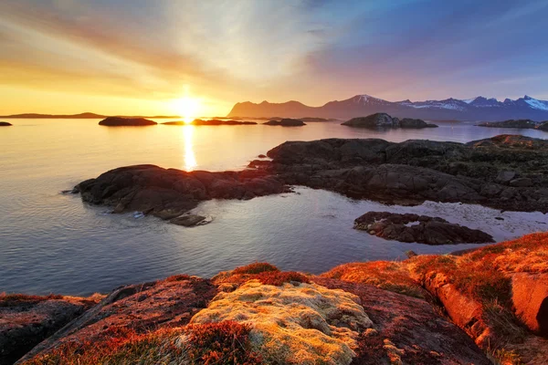 Ocean pobřeží pěkný západ slunce v Norsku - senja — Stock fotografie