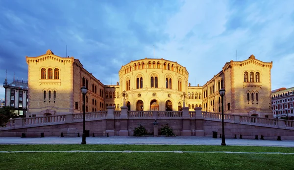 Oslo stortinget Parlament při západu slunce, Norsko — Stock fotografie