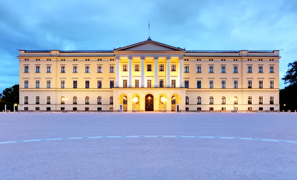 Palacio Real de Oslo por la noche, Noruega — Foto de Stock