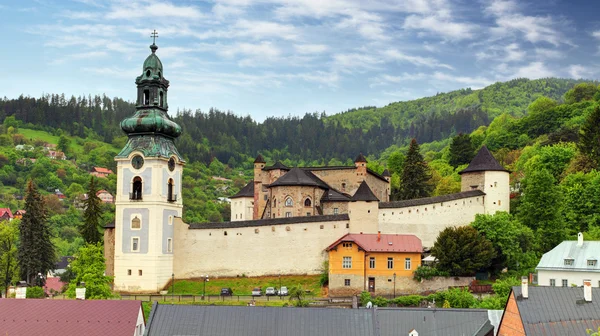 Hrad Banské Štiavnice s barokním kostelem, Slovensko — Stock fotografie