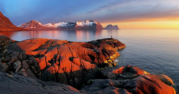 Océano montaña panorama puesta de sol - Noruega — Foto de Stock