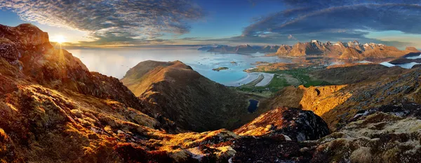 Panorama pejzaż Norwegii z ocean i góry - Lofoty — Zdjęcie stockowe