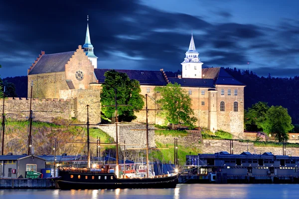 Akershus fästning på natten, oslo, Norge — Stockfoto