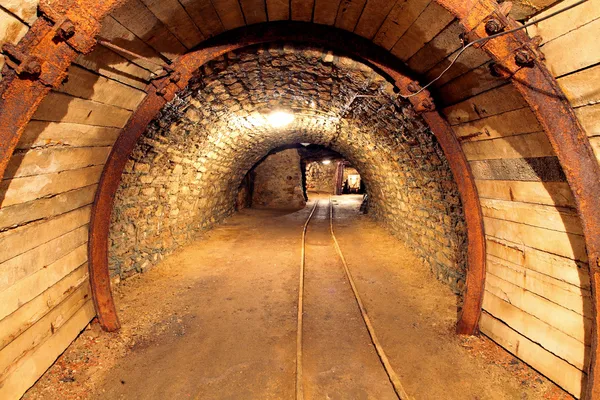 Tunnel minier souterrain, industrie minière — Photo