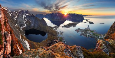 gün batımında, Norveç doğa panorama dağ manzarası.