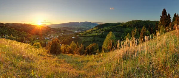 Panorama de montanha de primavera na Eslováquia com sol — Fotografia de Stock