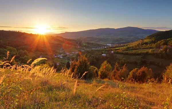 Sommerlandschaft mit Dorf, Slowakei — Stockfoto