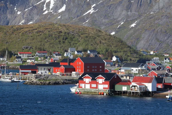 Aldeia da Noruega com montanha - Lofoten, Reine — Fotografia de Stock