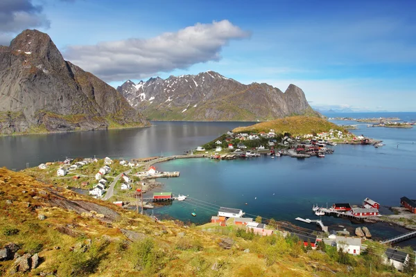 Noorwegen dorp in zee, lofoten — Stockfoto