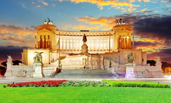 Rome, Italie. Vittoriano avec gigantesque statue équestre du roi — Photo