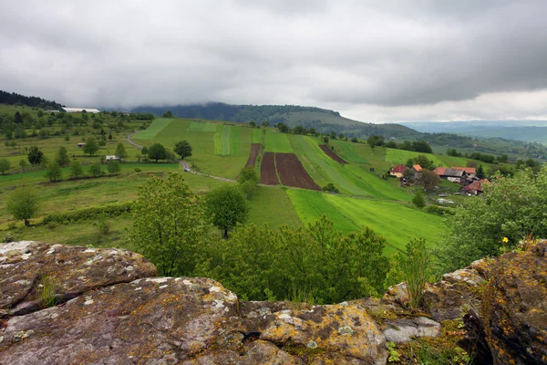 Eglise dans la campagne verdoyante - Hrinova, Slovaquie — Photo