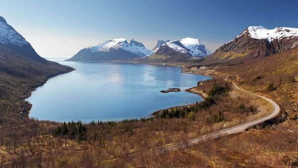 Góry oraz fiord w Norwegii - senja — Zdjęcie stockowe