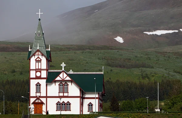 Husavik kerk in harbor husavik, IJsland — Stockfoto