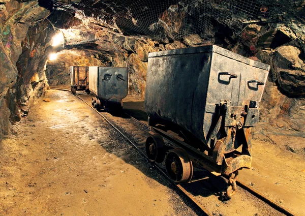 Túnel de mina subterrânea, indústria de mineração — Fotografia de Stock