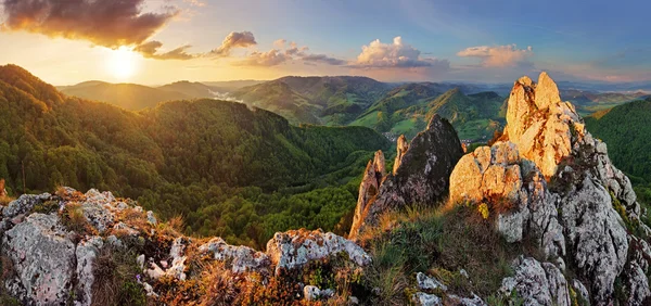 Skalista moutain na zachodzie słońca — Zdjęcie stockowe