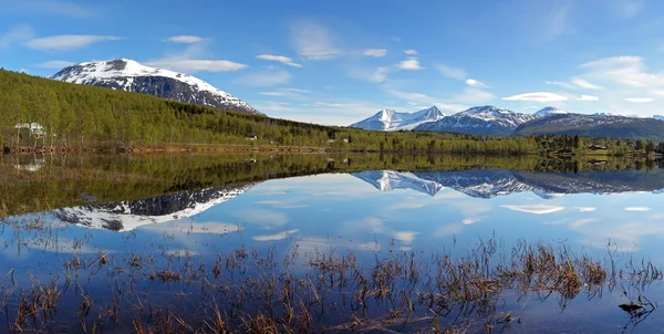 Norvégia a tó tavaszi takvatnet — Stock Fotó