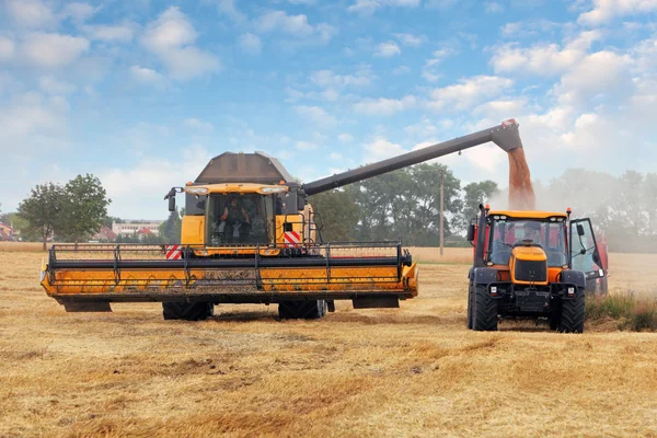 Machine de moissonneuse et tracteur à la récolte — Photo