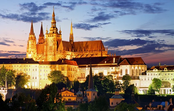 Château de prague et pont de charles la nuit — Photo