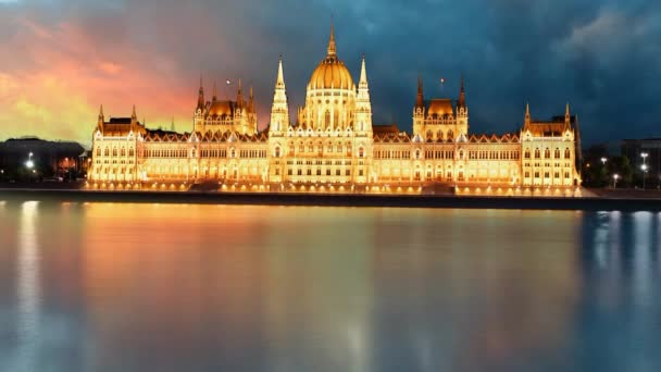 Будапешт - парламент на закате - временной интервал — стоковое видео