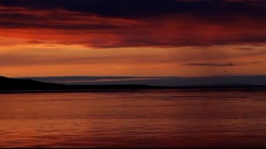 Günbatımında uçakta kuşlar