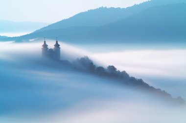Calvary içinde bulutlarda banska stiavnica, Slovakya