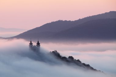 Calvary içinde bulutlarda banska stiavnica, Slovakya