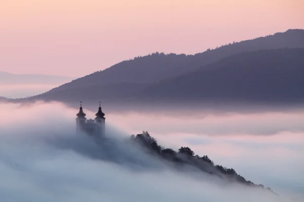 Calvário sobre nuvens em Banska Stiavnica, Eslováquia — Fotografia de Stock