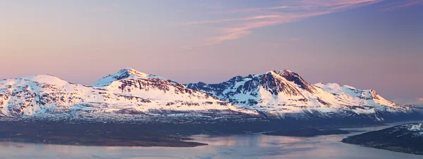 Zachód słońca w górach z fiordem - Tromso — Zdjęcie stockowe