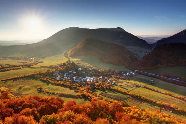 Φθινόπωρο χωριό στην ύπαιθρο της Σλοβακίας — Φωτογραφία Αρχείου