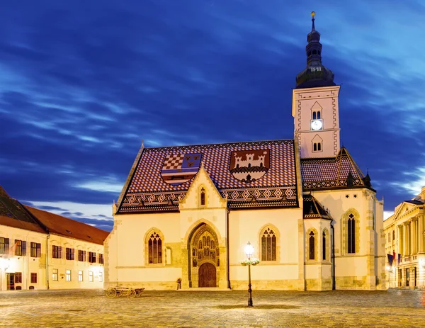 Kerk in de nacht in zagreb, Kroatië — Stockfoto