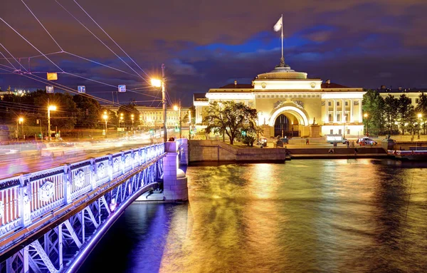 ロシア サンクトペテルブルクの夜の宮殿橋と海軍本部堤防 — ストック写真