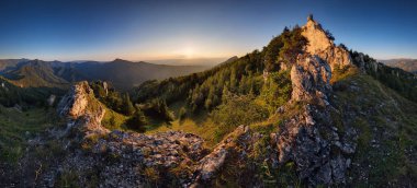 Slovakya 'nın Turiec bölgesindeki Velka Fatra dağ sırasındaki ormanlı dağ manzarası.