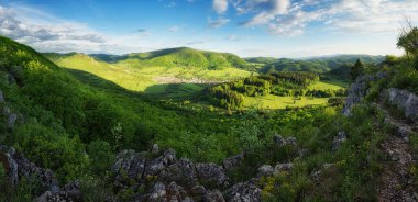 dağlarda güzel yaz peyzaj. Sunrise