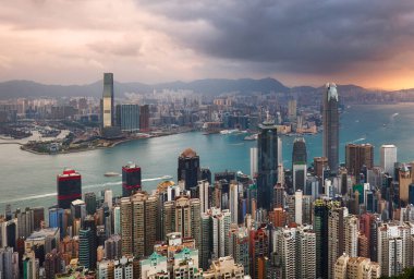 Hong Kong gökyüzü dramatik gündoğumunda, Victoria Limanı