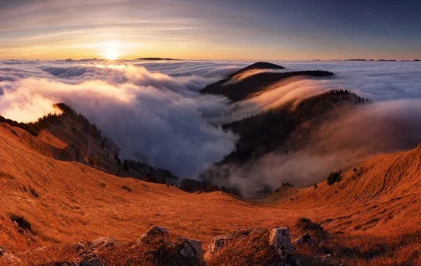 Bulutların Üstündeki Dağ Zirvesi Manzarasının Ardında Gün Batımı Panorama — Stok fotoğraf