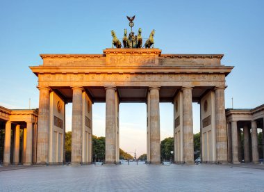 Brandenburg Kapısı sırasında güneşin doğuşunu Berlin, Almanya