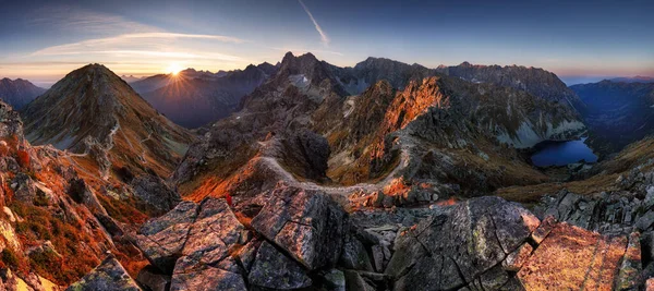 ポーランドタトラからの美しい夕日の山のパノラマ Szpiglasowy Wierch — ストック写真